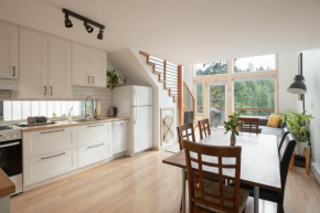 Le Chalet Waterfront Retreat